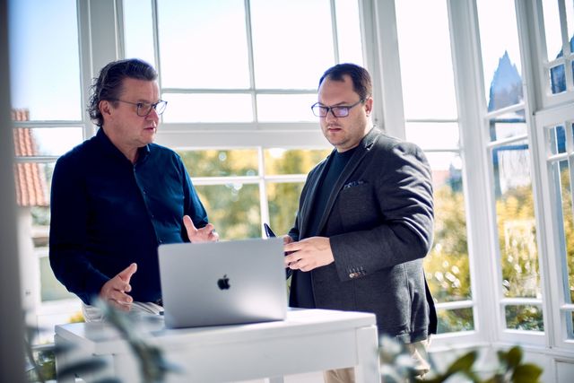 Thomas Schacht und ein Kollege am Laptop