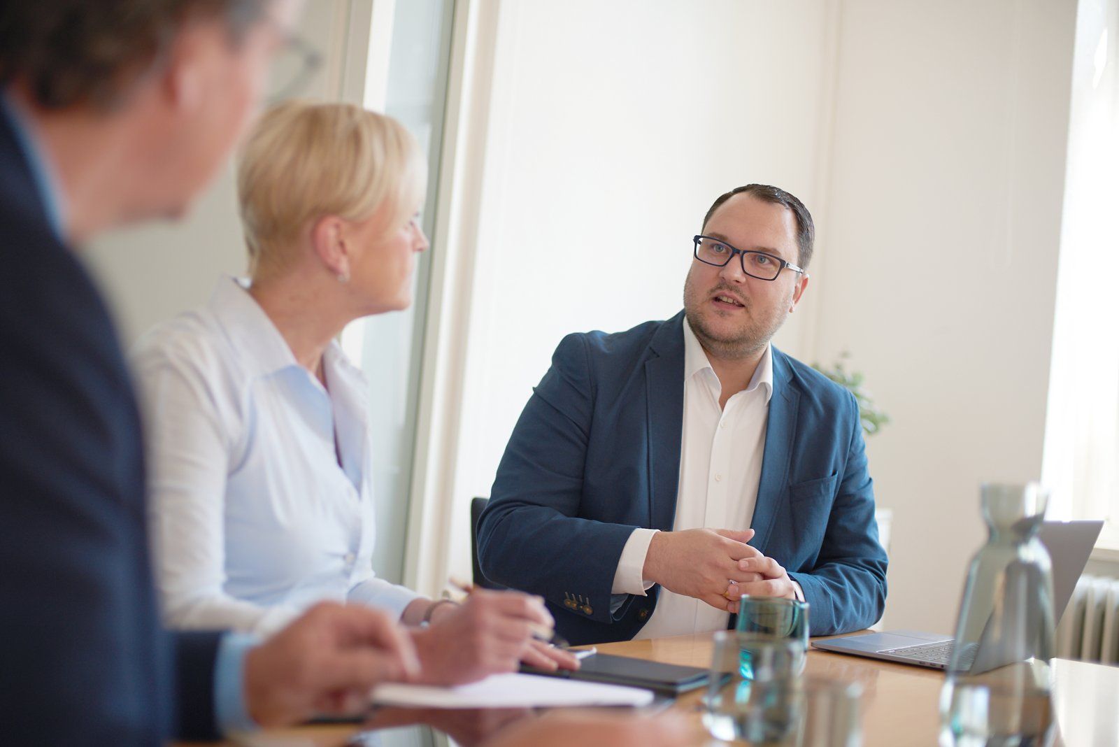 Thomas Schacht hört im Beratungsgespräch aufmerksam zu