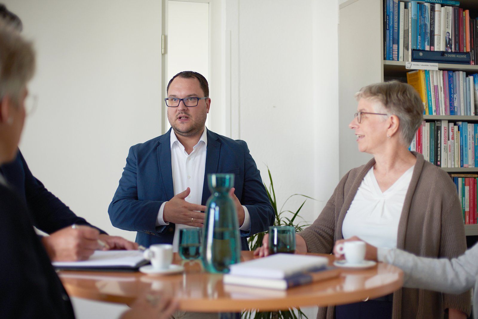 Thomas Schacht im Beratungsgespräch am runden Tisch